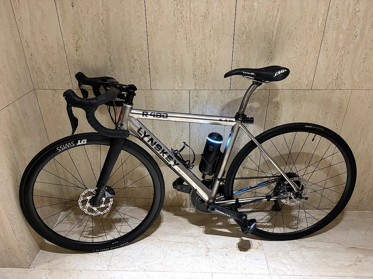 改裝完成的鈦合金公路車，傳動側視角