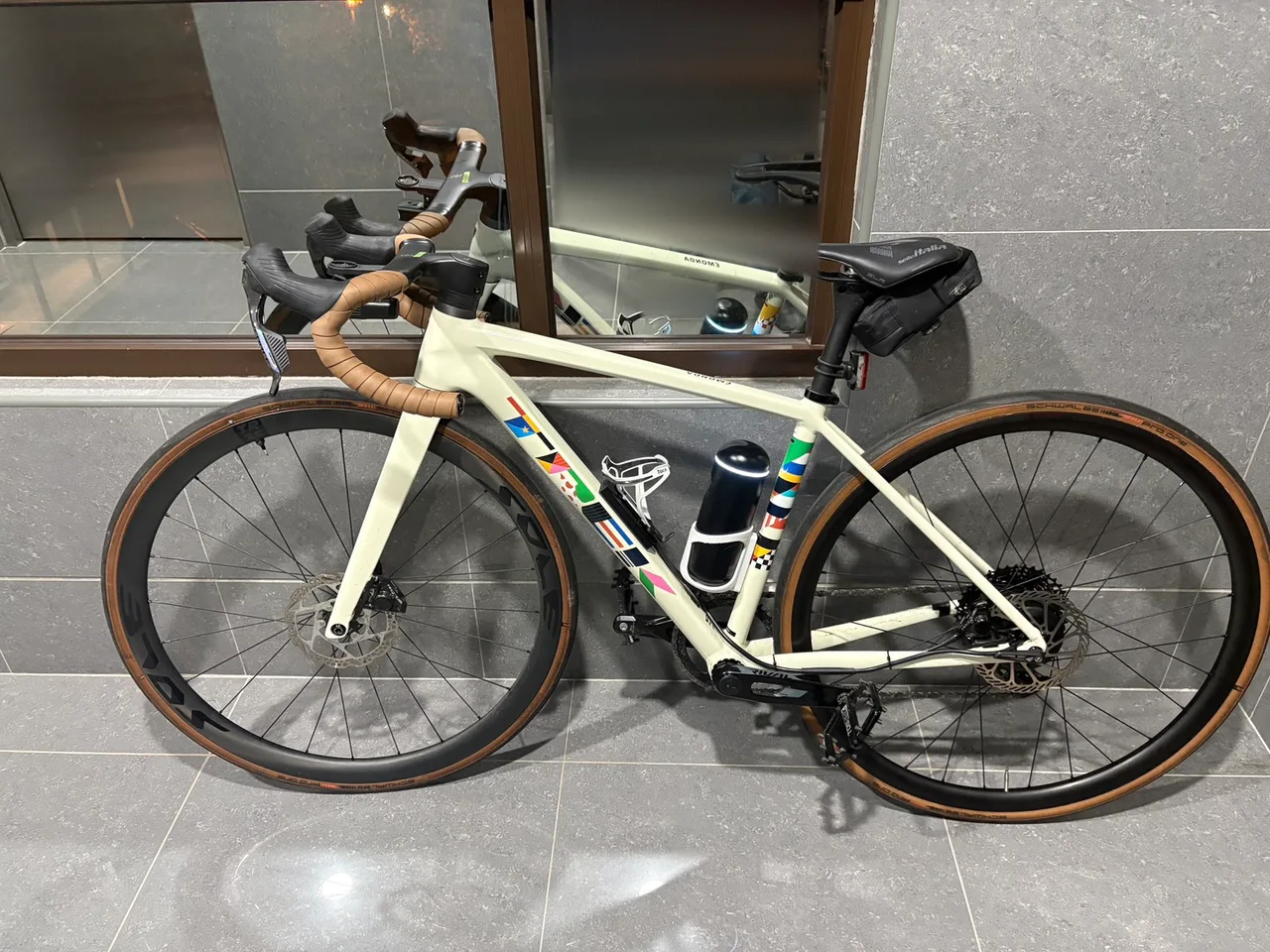 改裝完成的碟煞公路車，傳動側視角，電池裝在水壺架上